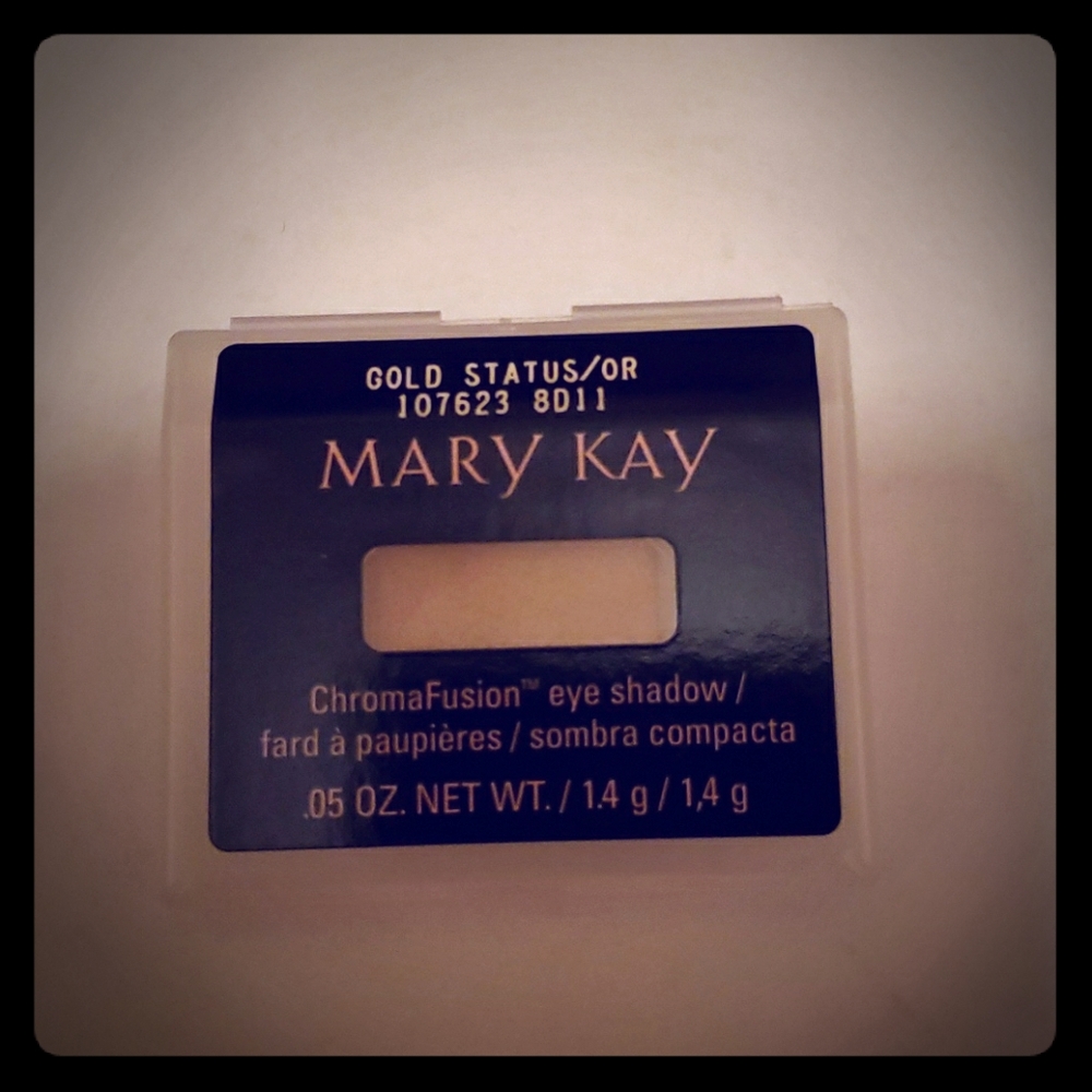 Gold status eye shadow